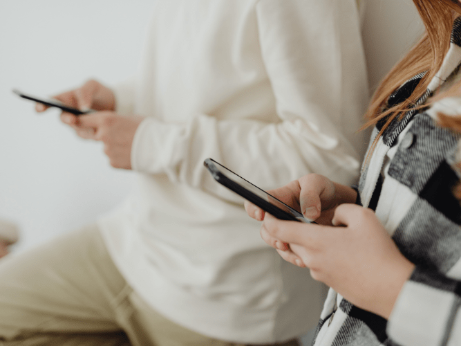 Il mito del genitore giusto: nuovi pericoli digitali